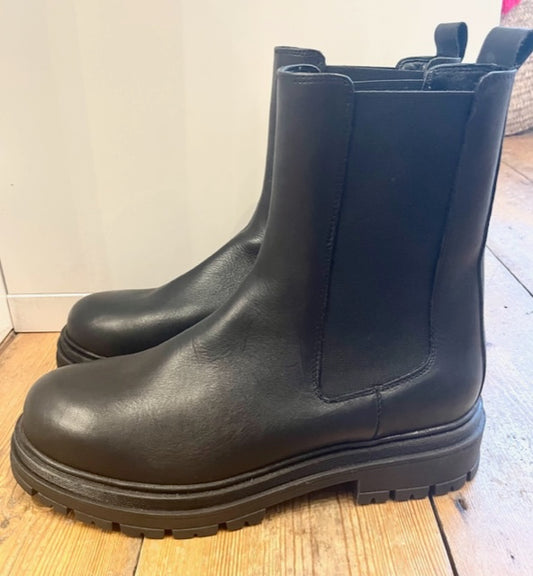 Black Italian leather biker boots with rubber sole